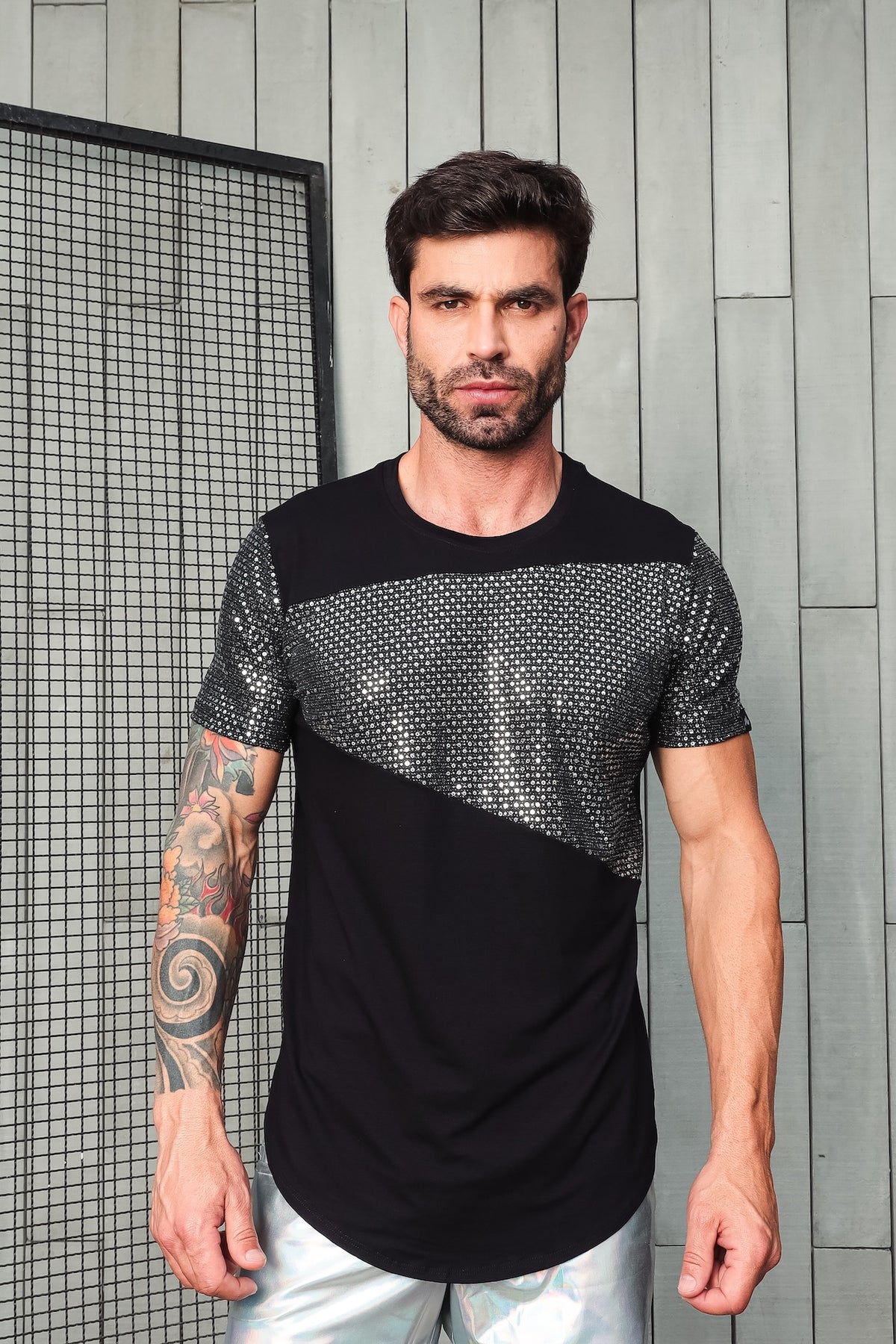 Camiseta Masculina Barra Arredondada Viscolycra com Detalhe em Paetê