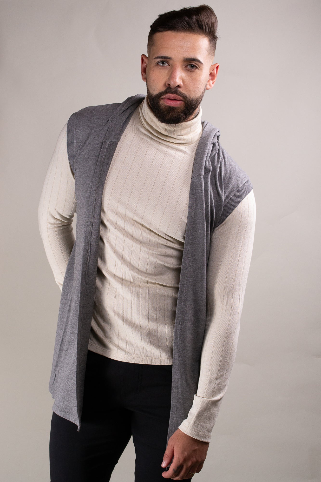 Colete Masculino Long Line em Moletinho com Capuz Cinza