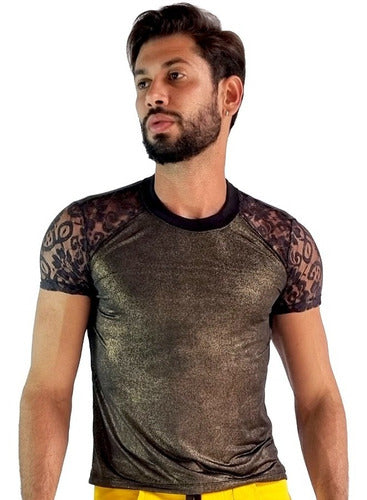 Camiseta Masculina em Lamê Dourada com Manga em Renda