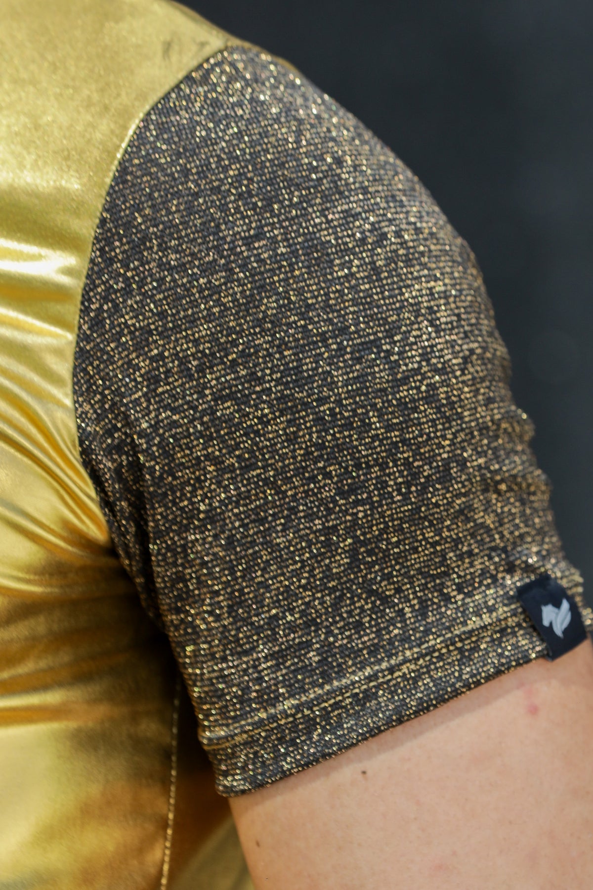 Camiseta Masculina em Lamê Dourado Detalhe Frente e Mangas