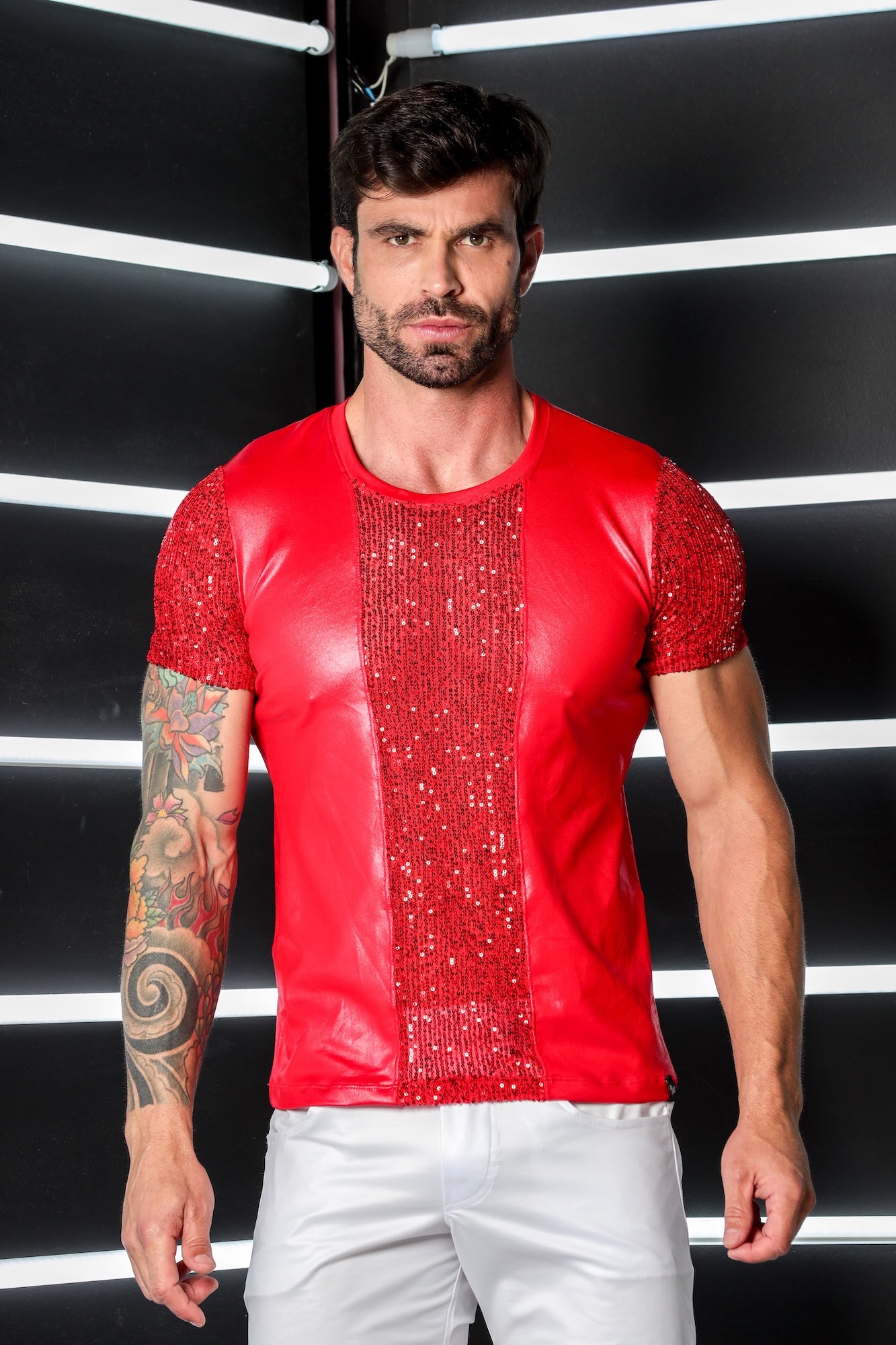 Camiseta Masculina em Cirrê Detalhe e Mangas Paetê