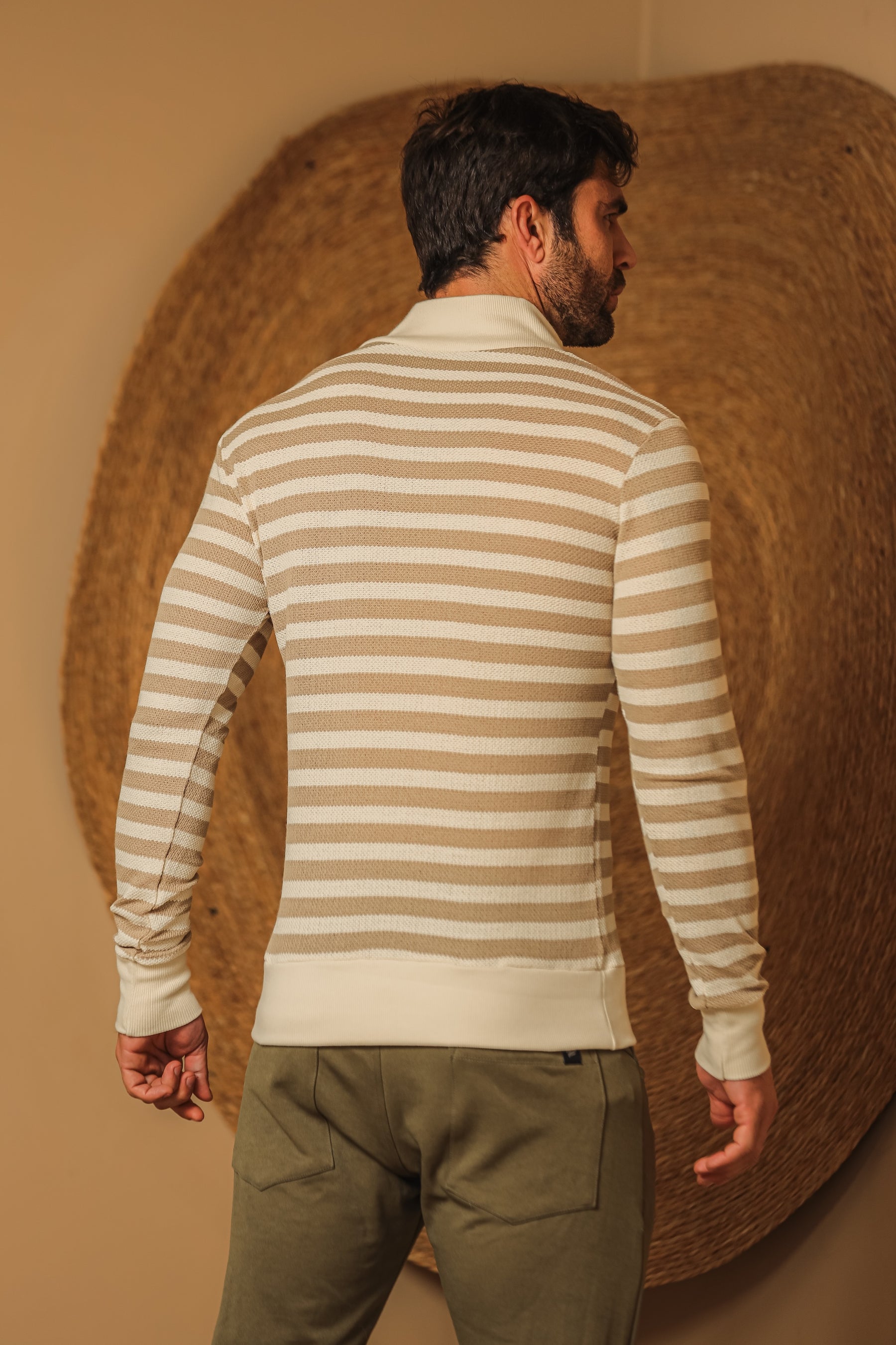Suéter Masculino Tricô Listrado Bege Gola V