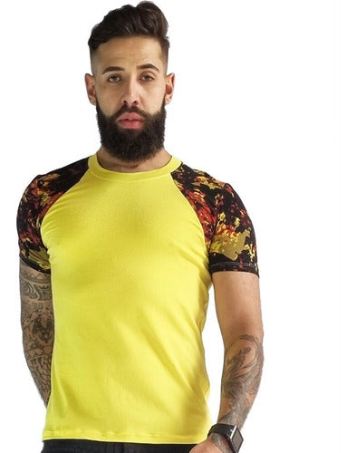 Camiseta Masculina em Viscolycra Amarela e Manga Estampada