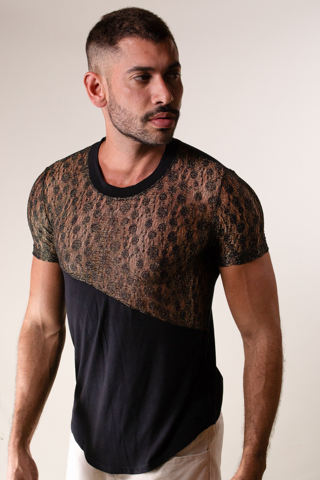 Camiseta Masculina em Viscolycra Preta Frente Arrastão Dourado