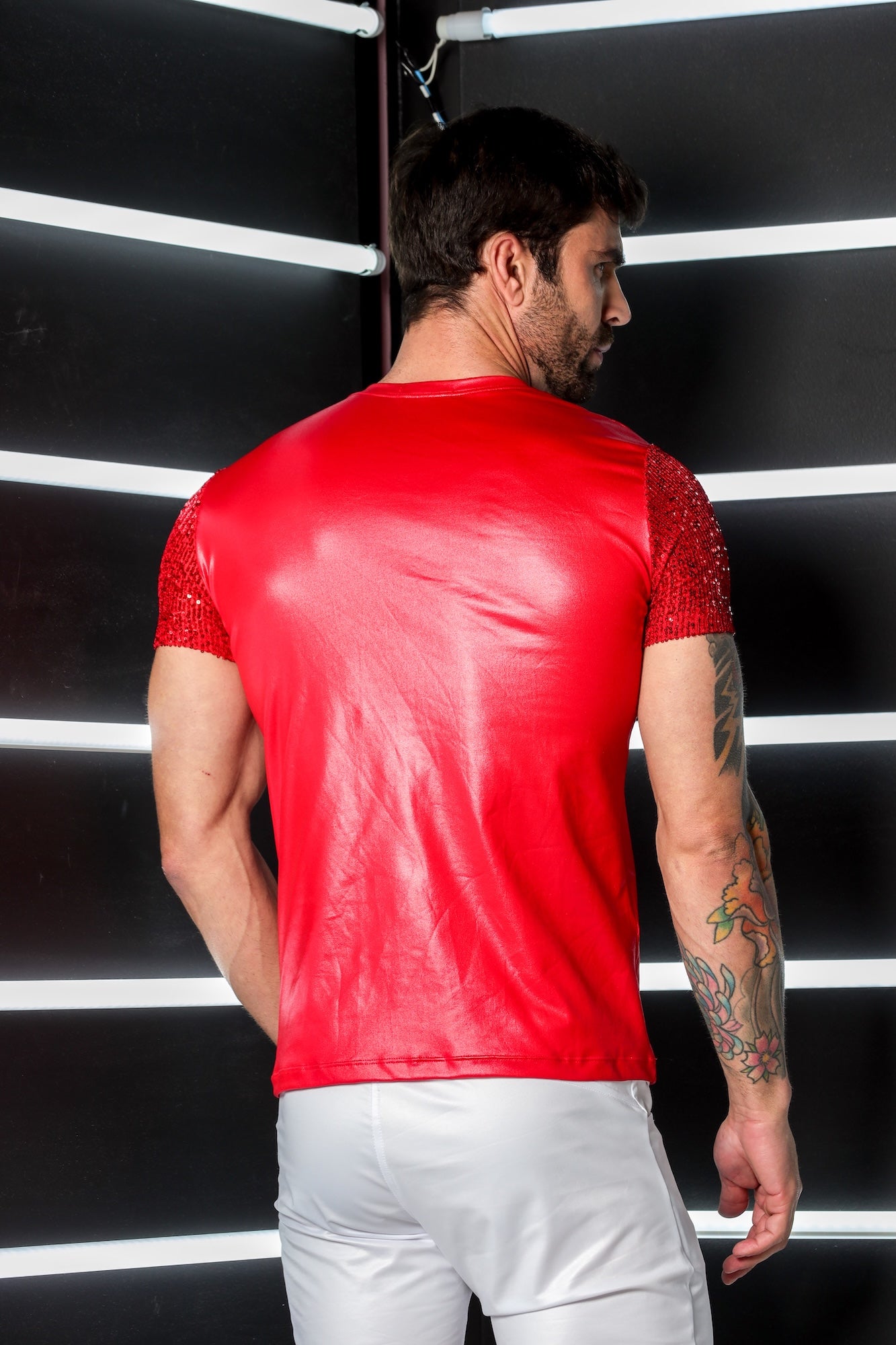 Camiseta Masculina em Cirrê Detalhe e Mangas Paetê