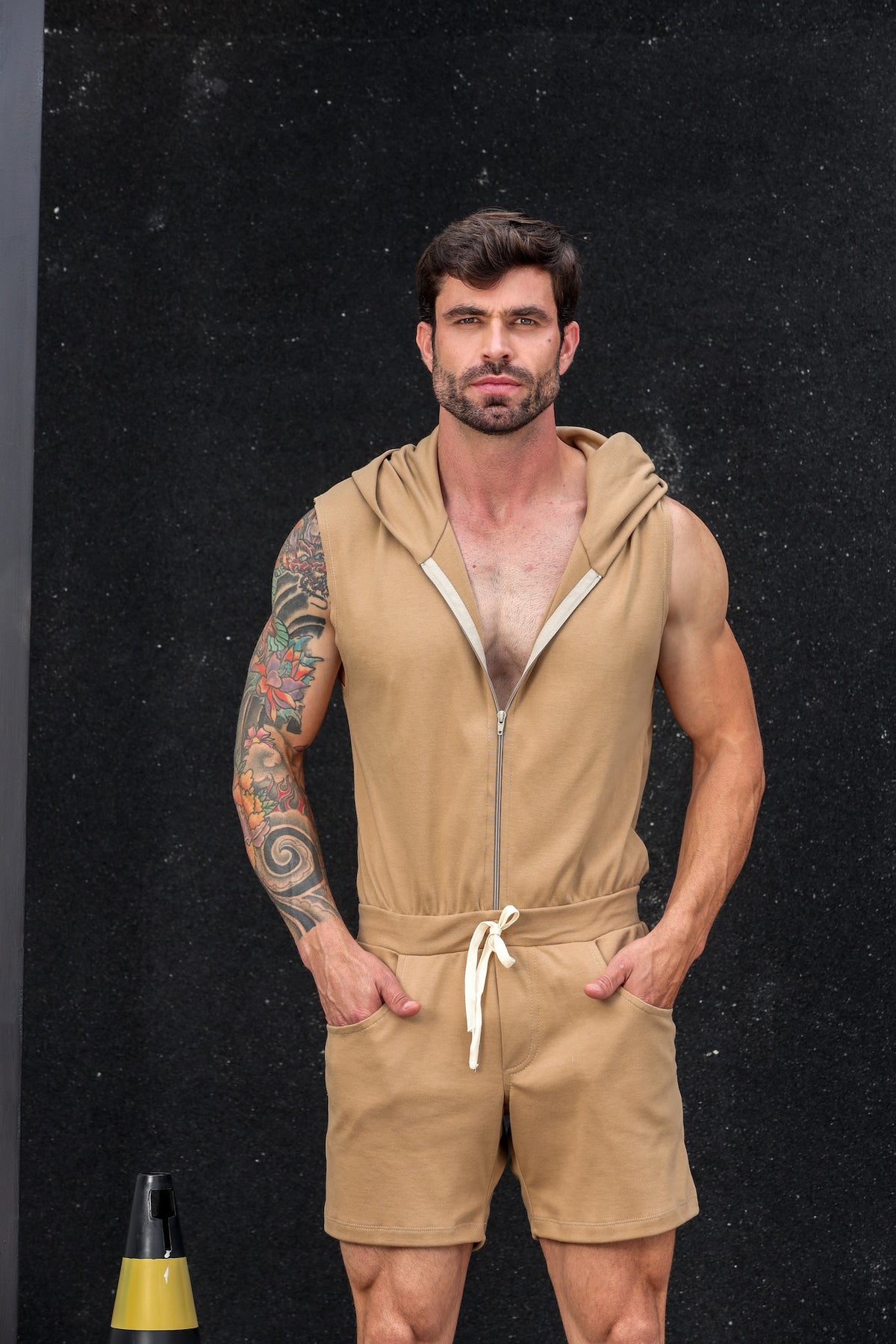 Macaquinho Masculino Modelo Machão com Capuz