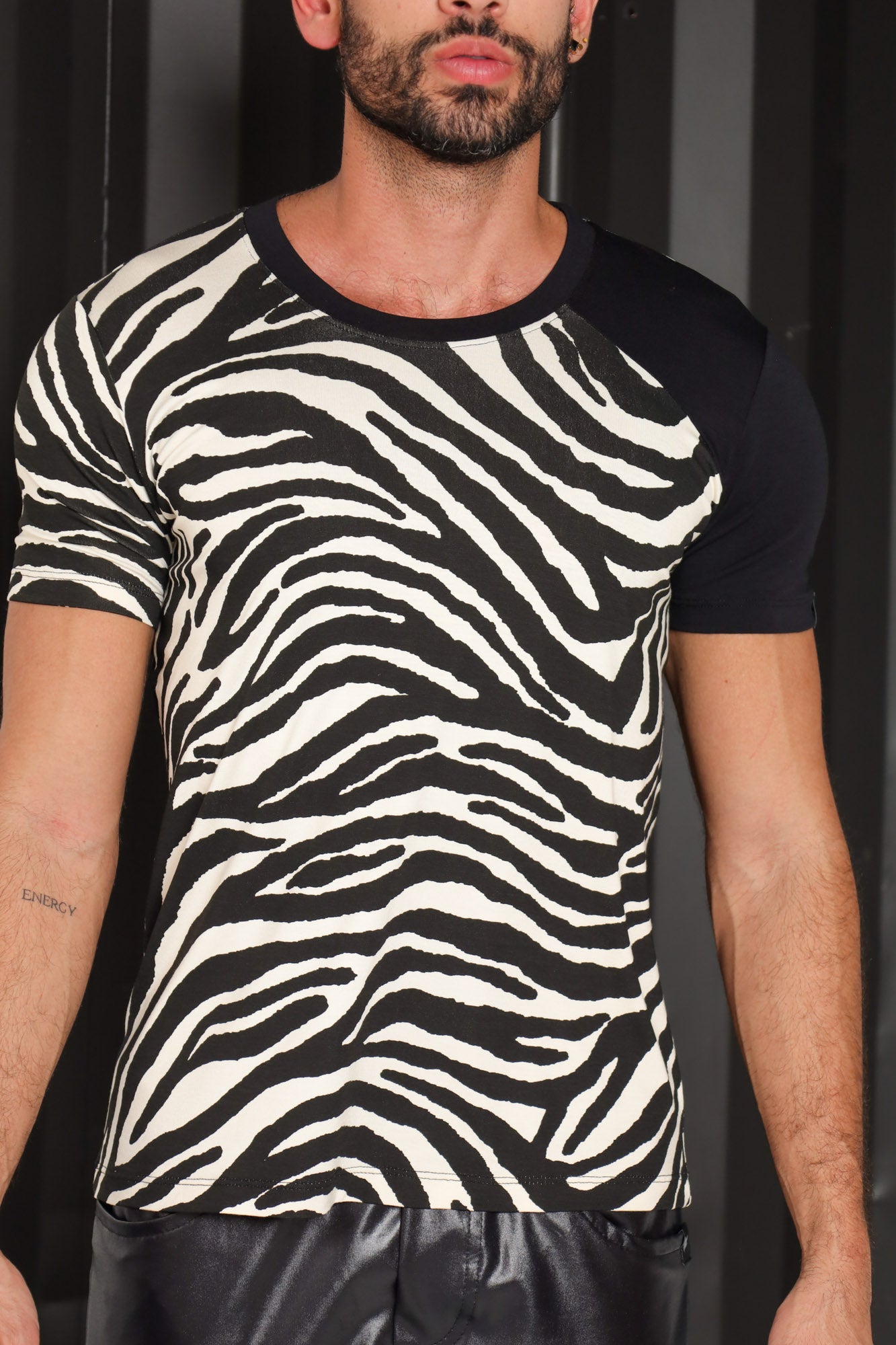 Camiseta Masculina Mama Punch® em Viscolycra Zebra Detalhe na Manga