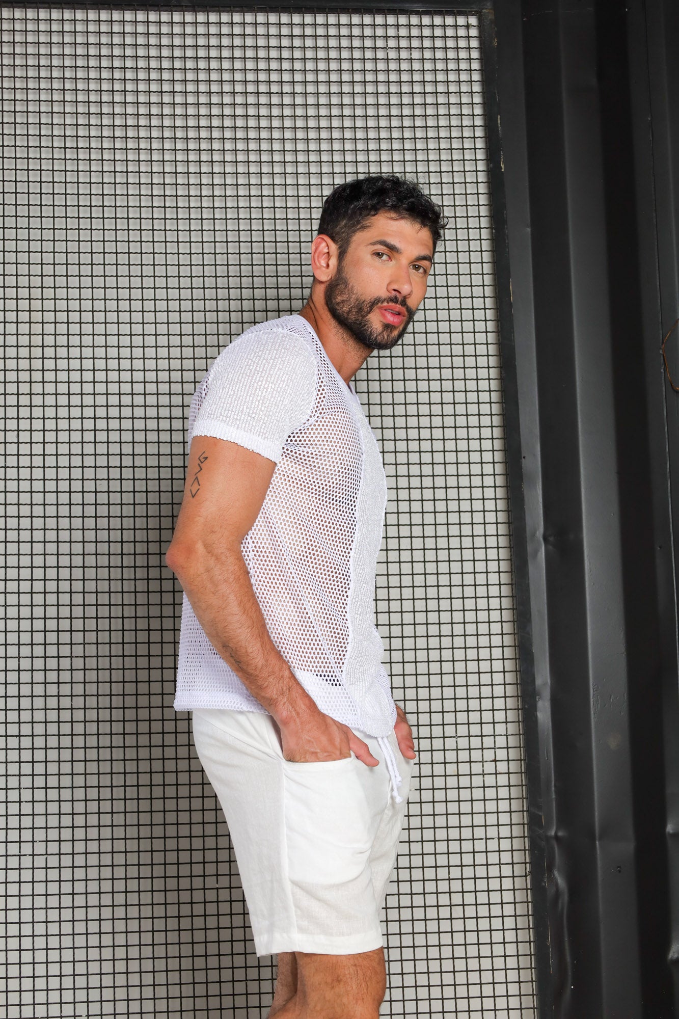 Camiseta Masculina em Arrastão Branco Detalhe em Paetê