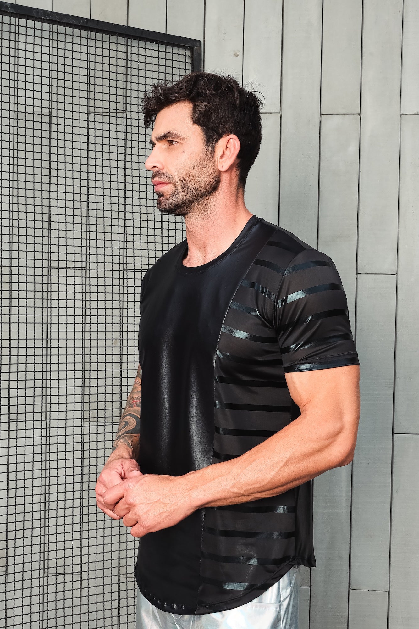 Camiseta Masculina em Cirrê com Detalhe em Malha Listrada