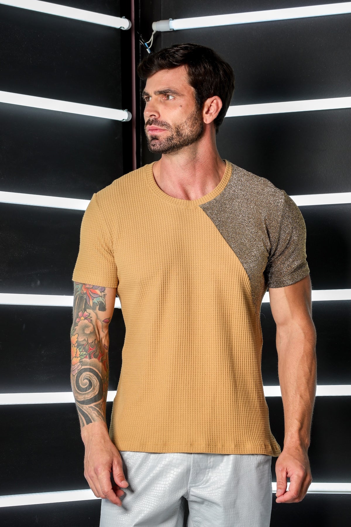 Camiseta Masculina em Malha Crepe Detalhe Lurex