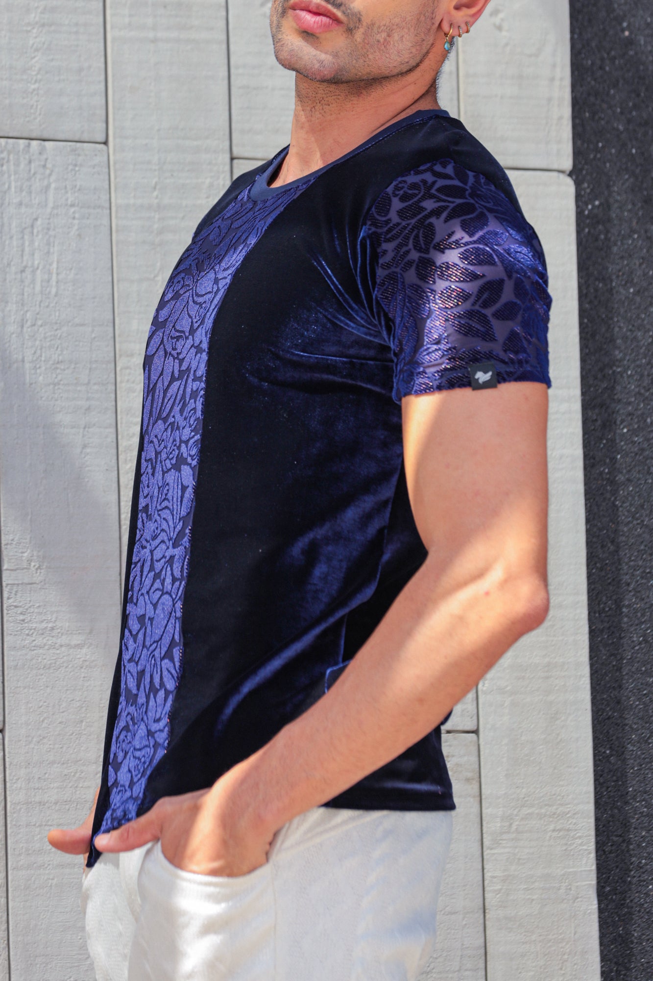Camiseta Masculina em Veludo Detalhe Veludo Devorê