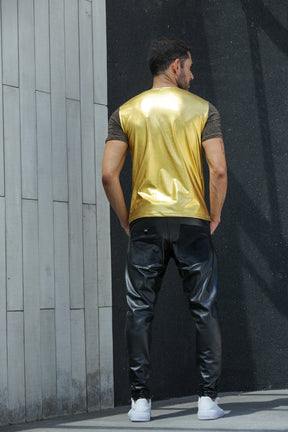 Camiseta Masculina em Lamê Dourado Detalhe Frente e Mangas