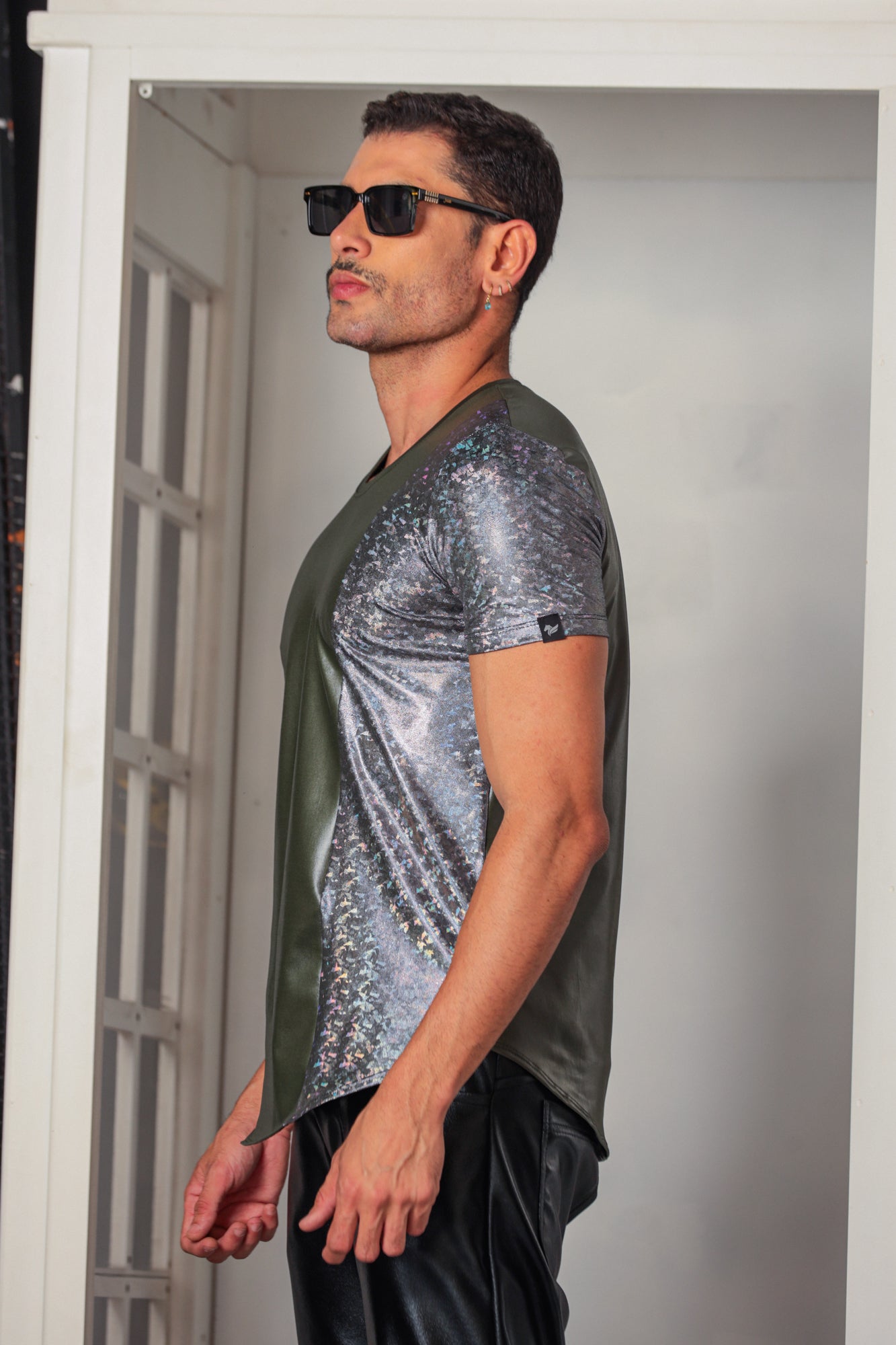 Camiseta Masculina em Cirrê Detalhe Holográfico