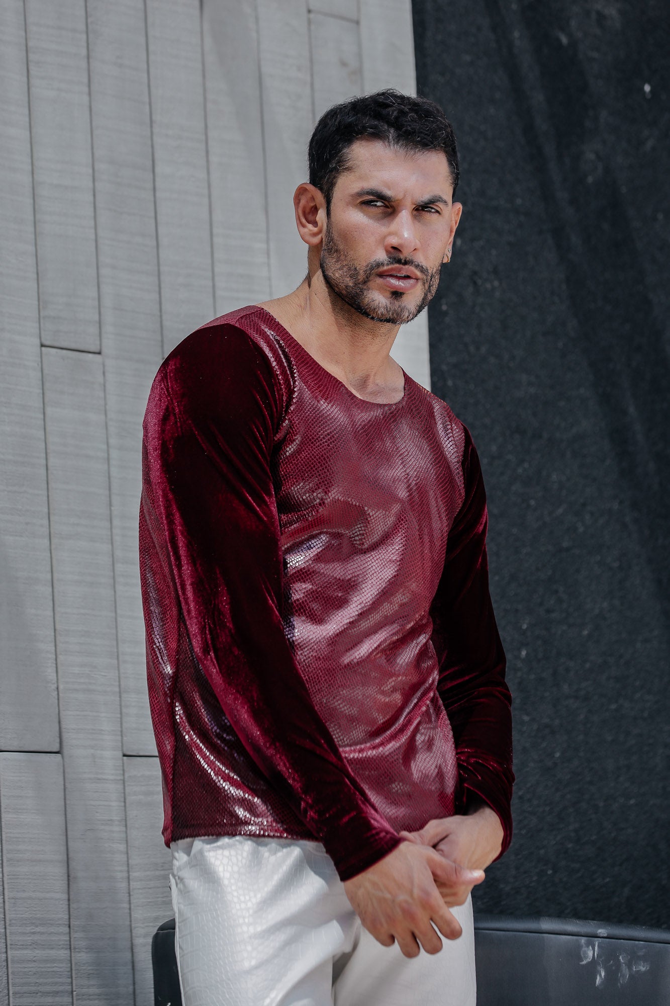 Camiseta Masculina Manga Longa Resinada com Detalhe em Veludo