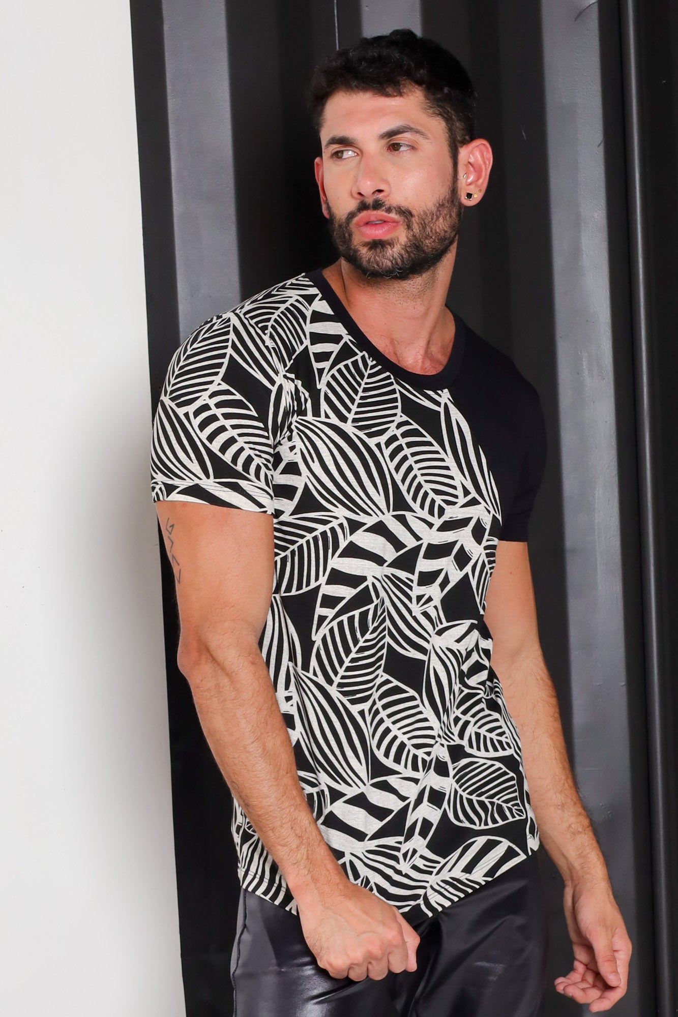 Camiseta Masculina em Viscolycra Estampa Folhas