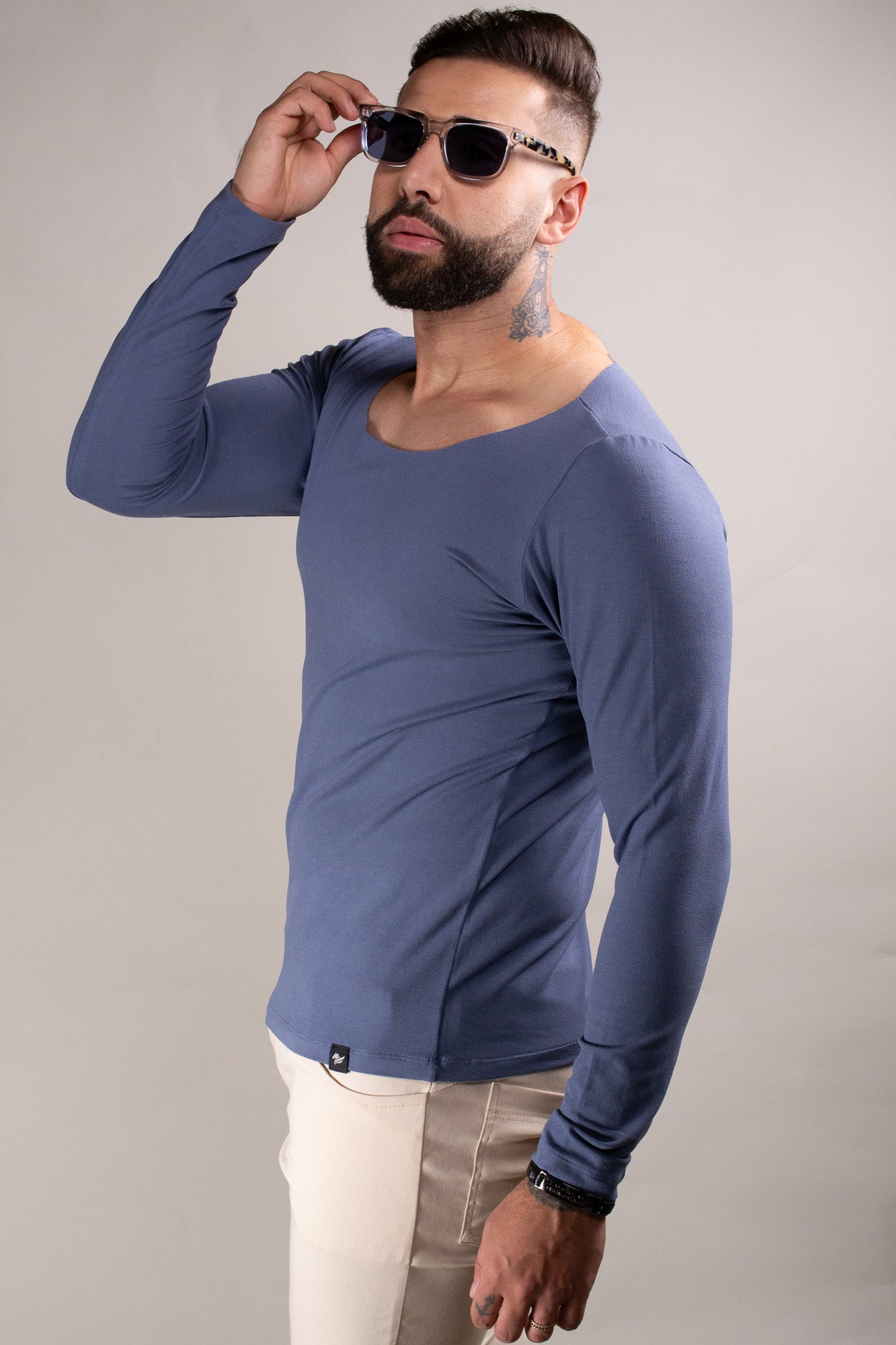 Camiseta Masculina Manga Longa em Malha Azul Gola Canoa