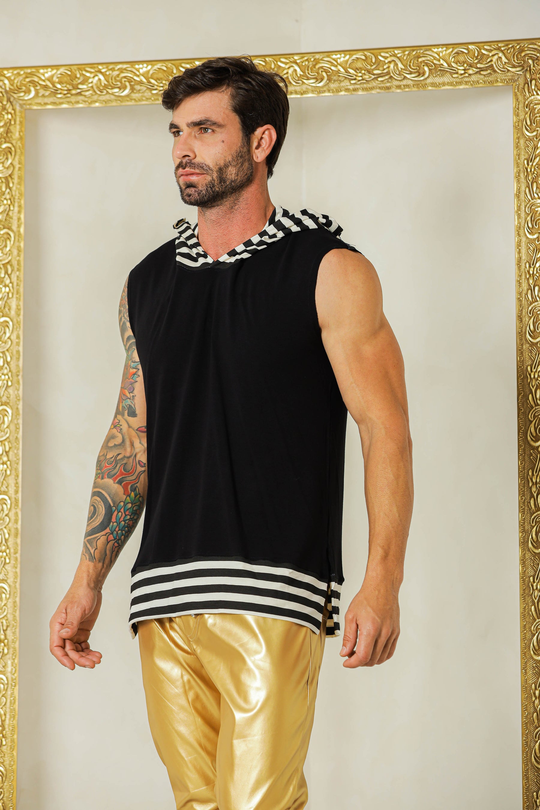 Regata Masculina Machão com Capuz e Detalhe Listrado