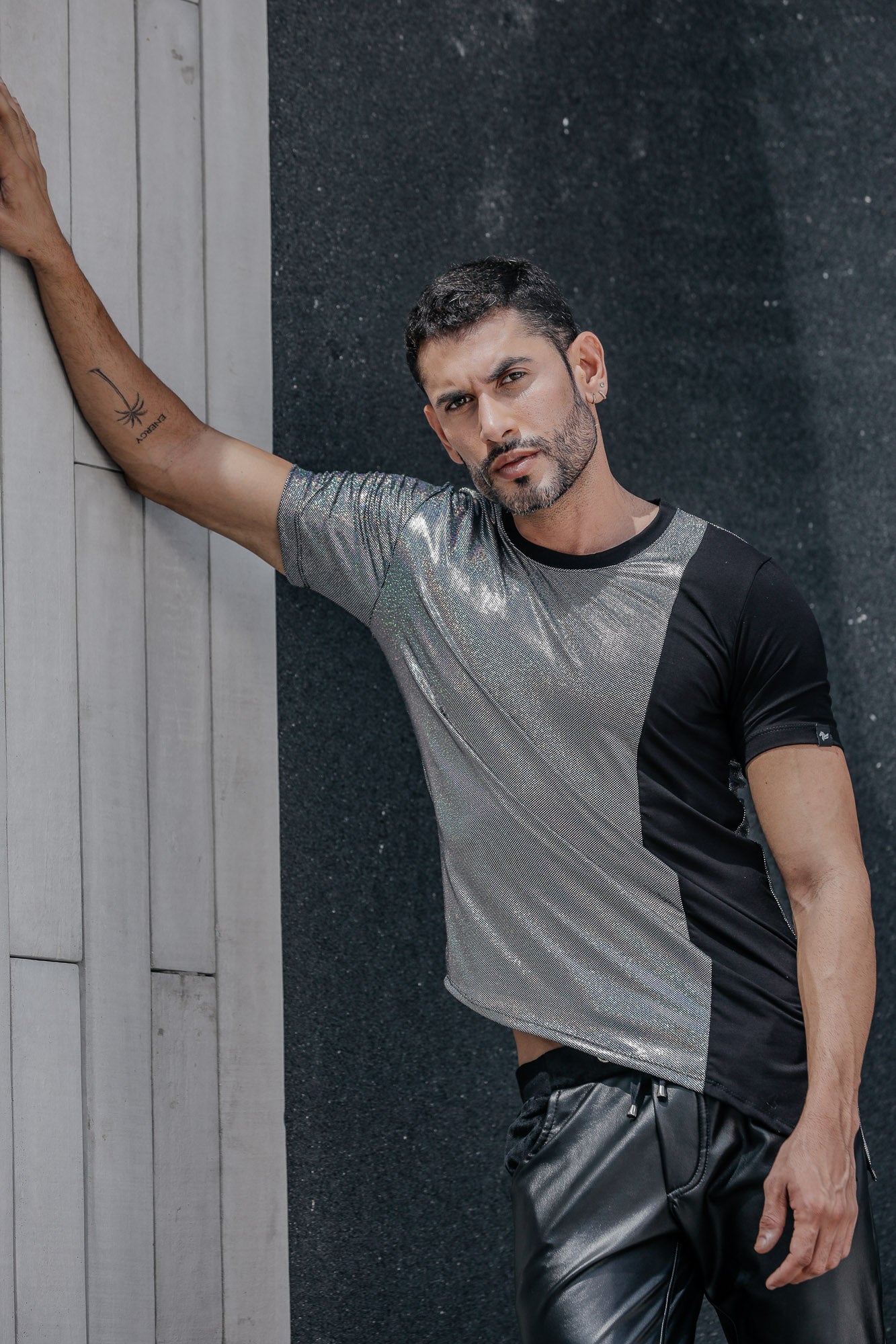 Camiseta Masculina Transversal Holográfica com Detalhe Viscolycra
