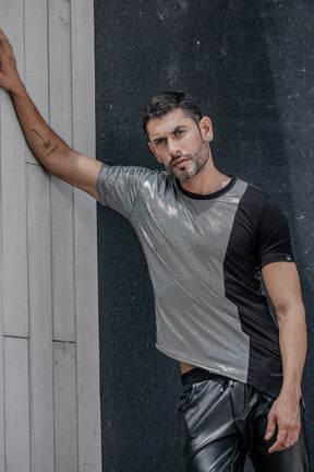Camiseta Masculina Transversal Holográfica com Detalhe Viscolycra