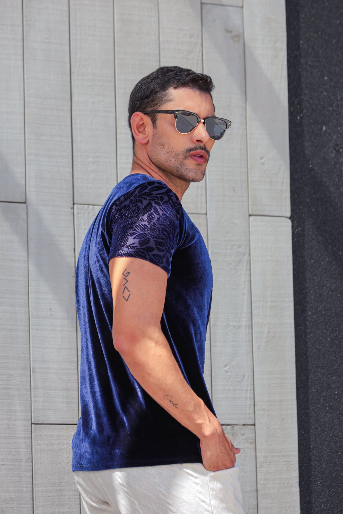 Camiseta Masculina em Veludo Detalhe Veludo Devorê
