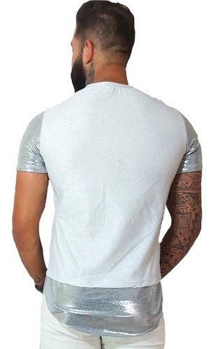 Camiseta Masculina Malha Detalhes nas Mangas e Barra Prateado Brilhoso
