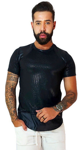 Camiseta Masculina em Cirrê Estampado Barra Redonda