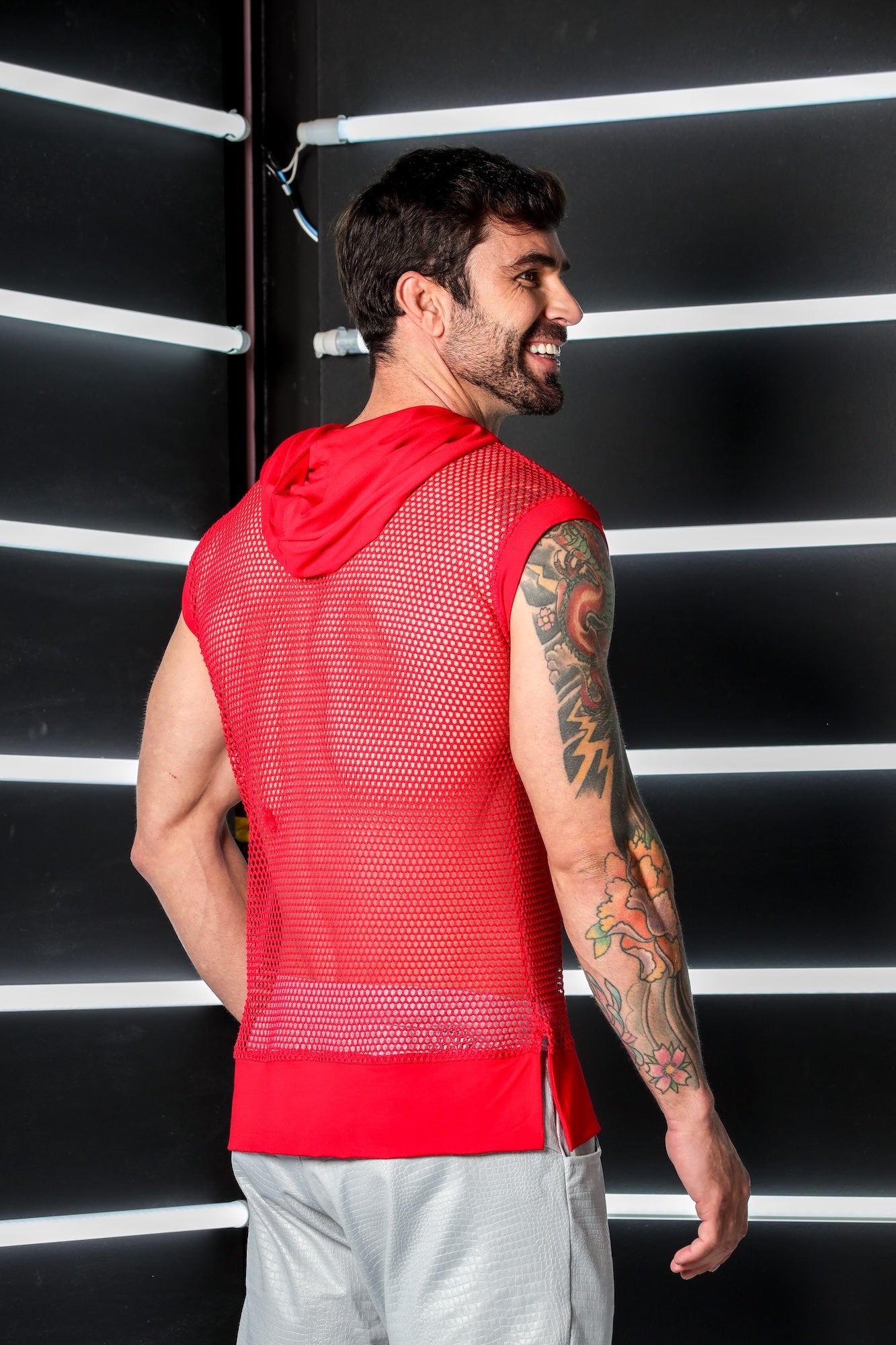 Regata Masculina Machão Vermelha com Punhos e Capuz